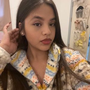 Meet your Posher, Alexia